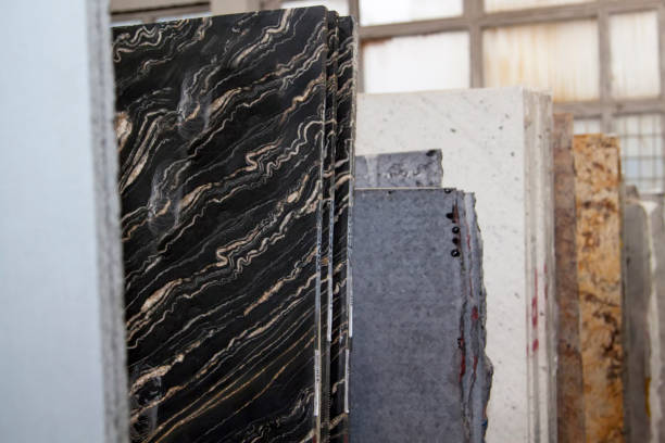 سنگ مرمریت لاشتر رنگ تیره و طرح منحصر‌ به‌ فرد